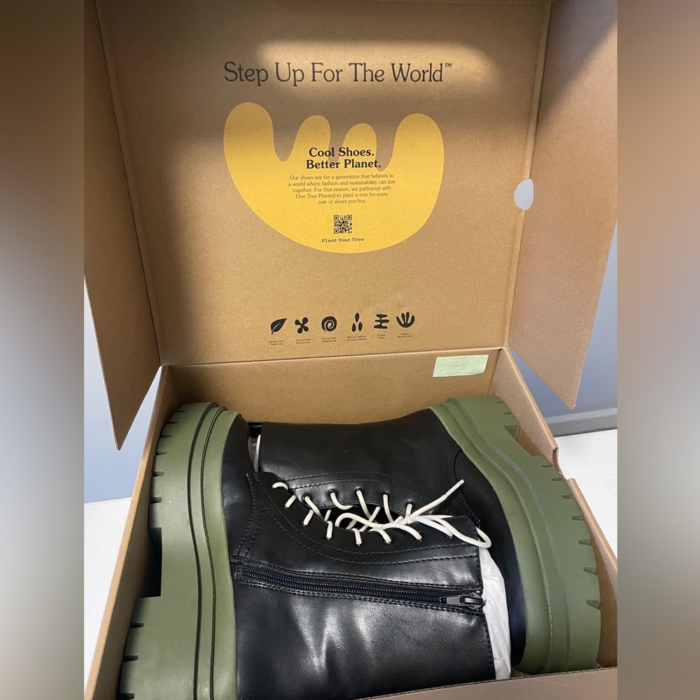 Cool planet by Steve Madden Women’s black & green boots. Size 7